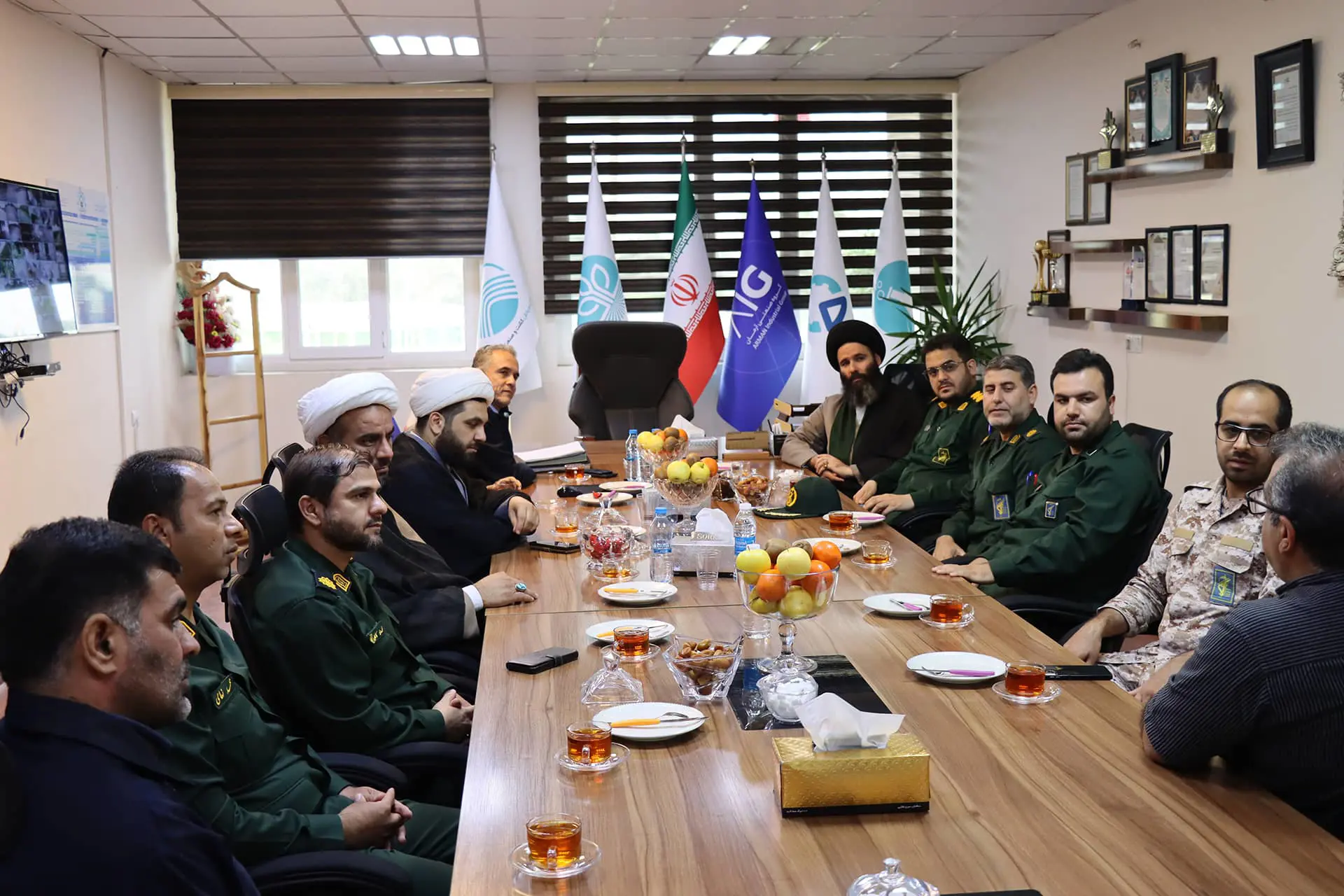 بازدید امام جمعه شوش و فرمانده سپاه ناحیه از کارخانه کشت و صنعت قند خاورمیانه